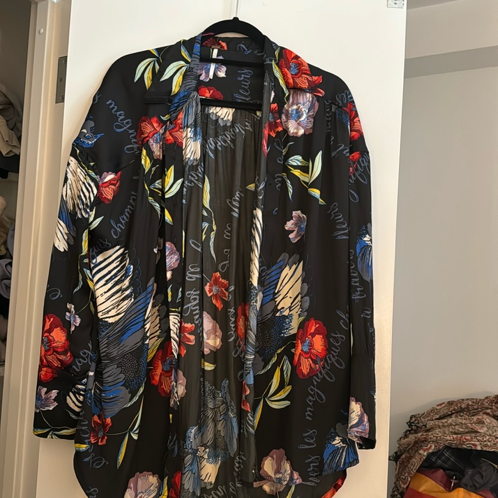 FREE PEOPLE SIZE SMALL OVERSIZED SILK PATTERN BUTTON DOWN